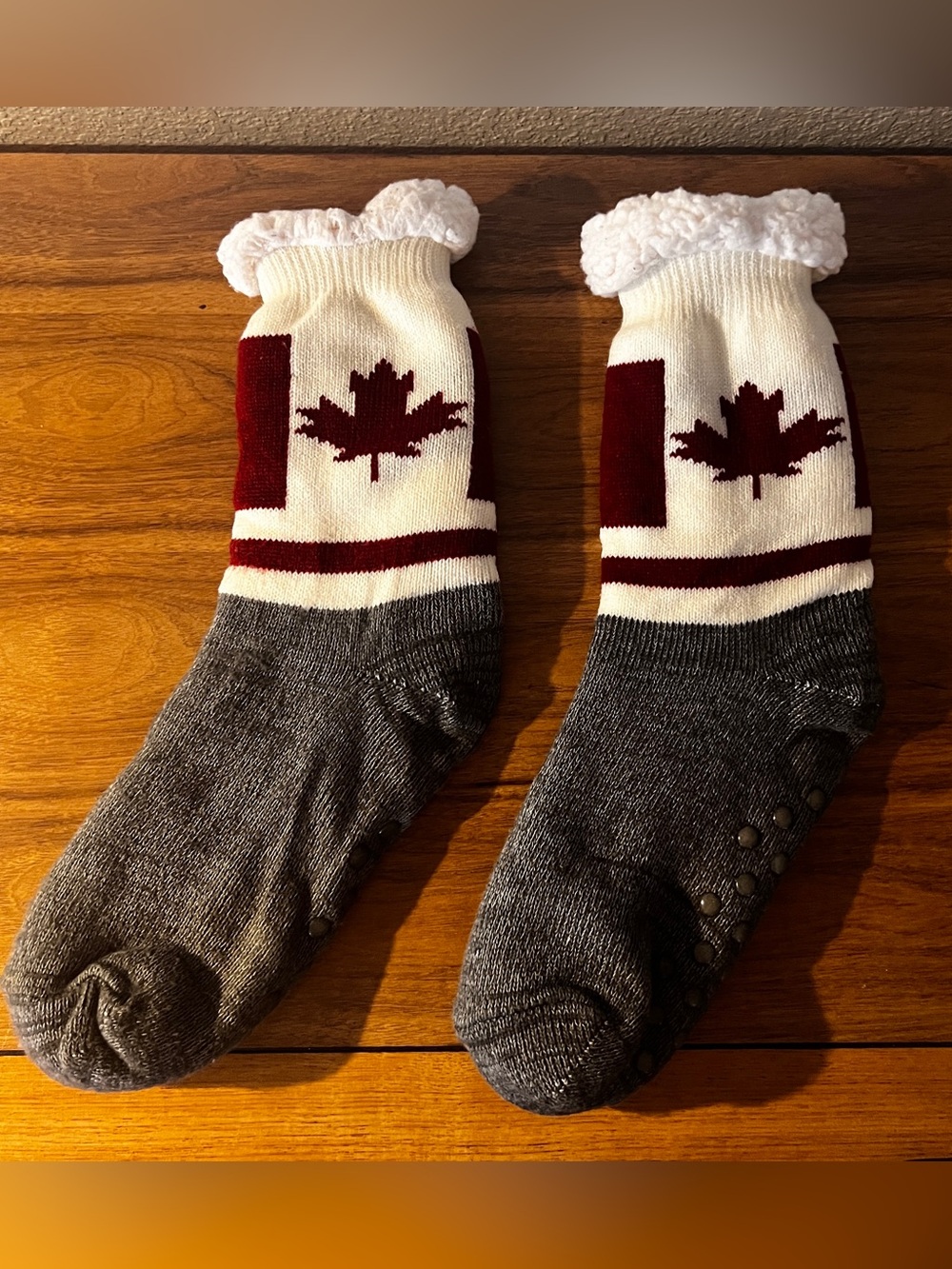 Canadian Fleece Lined Socks/Slippers
Maple Leaf Design
Women's Socks/slippers
OS